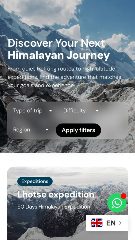 Buscador de viajes de Crest Summit Treks en el móvil, con filtros por tipo de viaje, dificultad y región