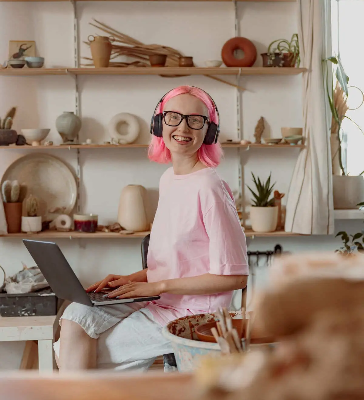 Chica haciendo Curso de WordPress online