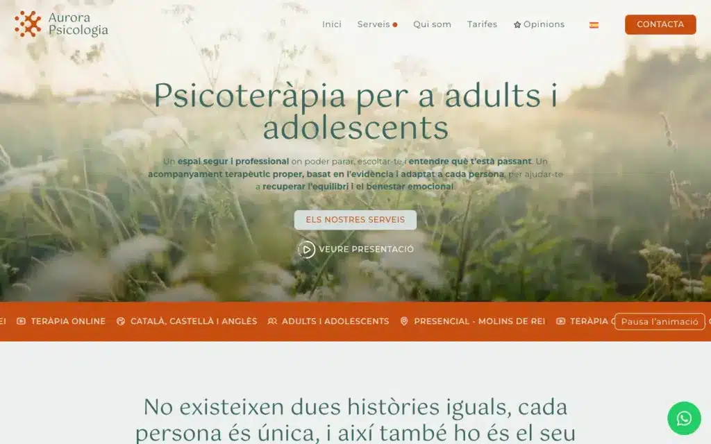 Portada de la web de Aurora Psicologia, con el titular «Psicoteràpia per a adults i adolescents» sobre un campo de flores y el menú arriba