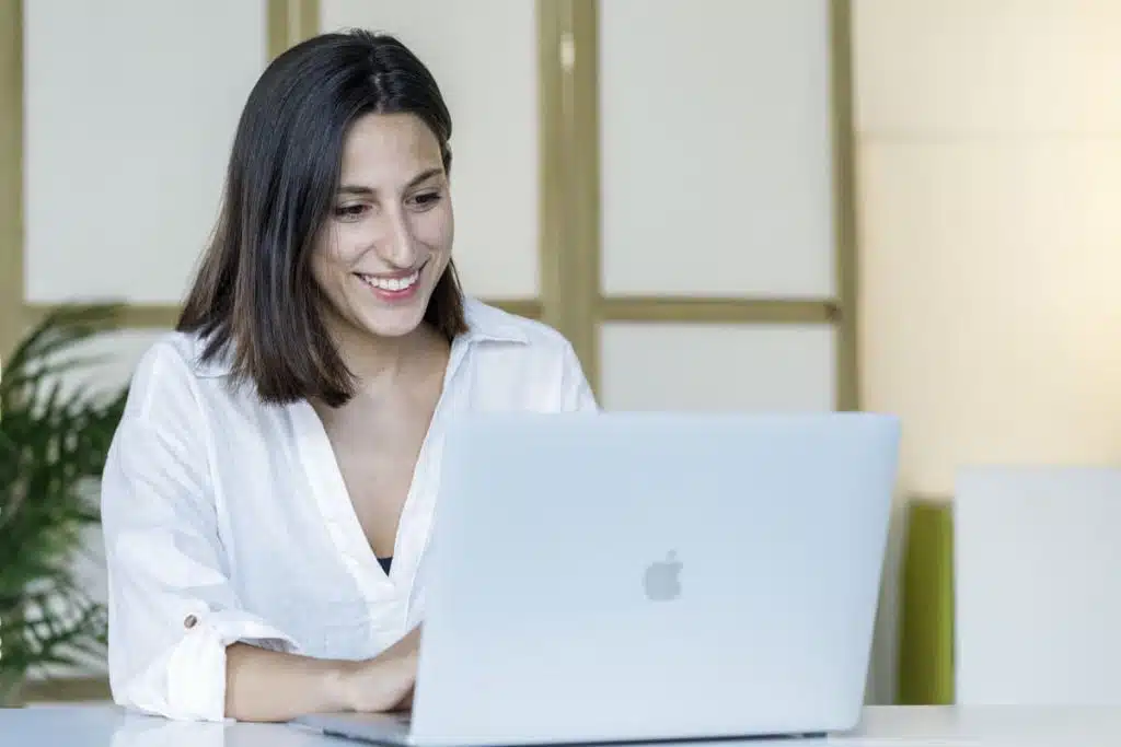 Xiomara Pérez desarrollando una web WordPress en su portátil
