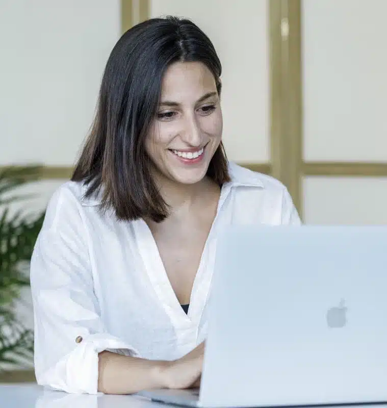 Xiomara Pérez, especialista en WordPress, trabajando con su portátil