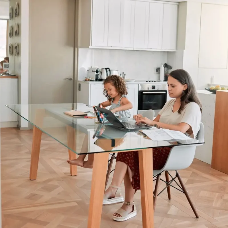 mujer emprendedora eligiendo el mejor hosting para wordpress